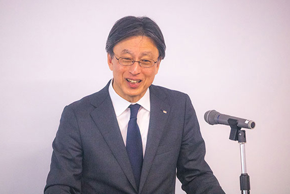 祝辞を述べる小牟田社長