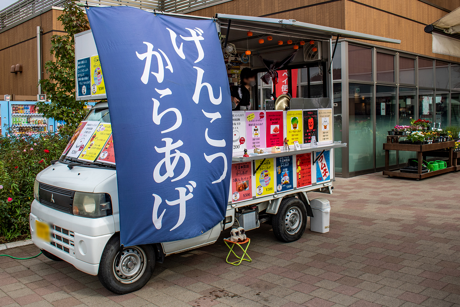 建物前では期間限定の屋台を出店しています